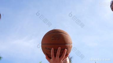 篮球馆运动员打篮球训练篮球场
